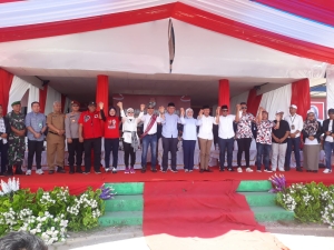 Lima Paslon Walikota dan Wakil Walikota Baubau berjabat tangan sebgai bentuk komitmen menciptakan Pilkada Damai di Kota Baubau.