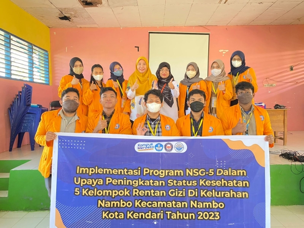 Mahasiswa KKN Tematik Fakultas Kedokteran UHO saat melaksanakan kegiatan penyuluhan dan pemriksaan kesehatan 