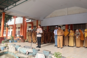 Kapolres Baubau, AKBP Mayestika Hidayat saat jadi Irup bendera di SMA Negeri 1 Baubau 