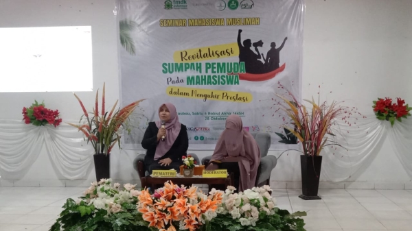 Sekdin DP3A Kota Baubau, Fanti Frida Yanti  saat menjadi pemateri seminar  mahasiswa muslimat yang digelar FMDKI Kota Baubau