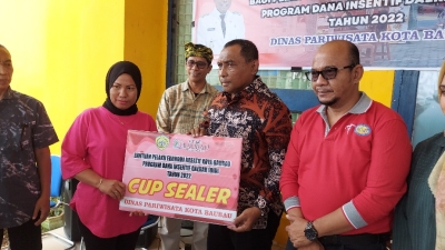 Wali Kota Baubau La Ode Ahmad Monianse menyerahkan bantuan sarana dan prasarana bagi UMKM yang bergerak di bidang pariwisata Sabtu (31/12)
