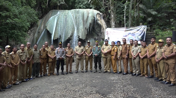Wali Kota Baubau La Ode Ahmad Monianse Bersama Kadis Pariwisata dan Para Camat dan Lurah di Kawasan  Wisata Tirta Rimba Air Jatuh Selasa (15/11)