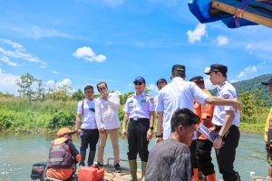 Gubernur Sultra, Andi Sumangerukka saat meninjau langsung kondisi banjir di Kabupaten Konawe Utara