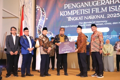 Andhy Loppes Eba, Sutradara asal Kota Baubau menerima Hadiah Sebagai Juara 1 Film Islami Nasiuonal Tahun 2025 oleh Kemenag RI