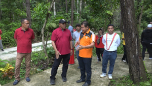 Wali Kota Baubau La Ode Ahmad Monianse Saat meninjau Lokasi Rest Area Wakonti dan Menyaksikan Aktivitas Warga yang Berolahraga Minggu (20/11)