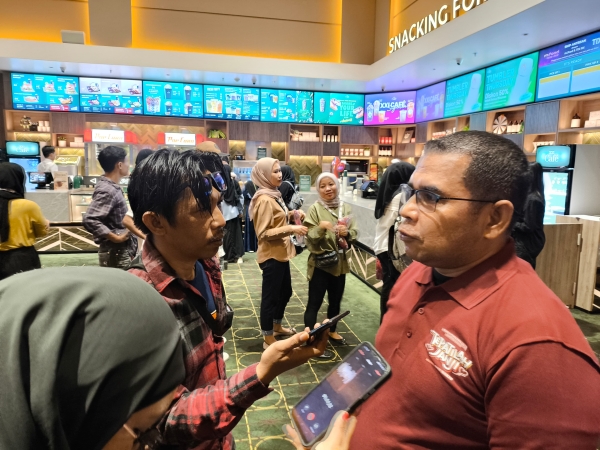 Kordiv Parmas dan SDM, Amirudin saat diwawancara wartawan usai pemutaran film &quot;Tepatilah Janji&quot; di The Park Kendari