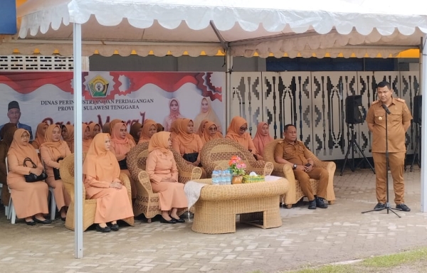 Plt Kadis Perindag Sultra, Dr.La Ode Muh.Fitrah Arsyad,SE,M.Si saat memebrikan sambutan pada pelaksanaan pasar murah di halaman kantor Dinas Perindag Sultra