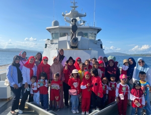 Peserta tour education berpose di atas KRI Sampari 628