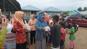 Penasehat DWP Kota Baubau Ny Reffiani Dwiatmo dan Ketua DWP Wa Ode Finati Fimar Saido saat kegiatan Berbagi Takjil Gratis Minggu (24/3/2024)