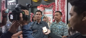 Plt Kadis Dikbud Sultra, Prof Aris Badara didampingi sejumlah kepala Sekolah SMA/SMK di Kota Kendari