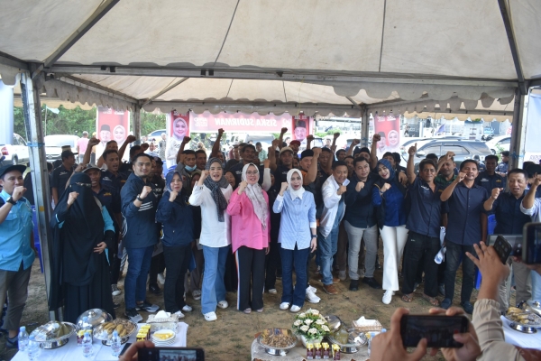 Paslon Wali Kota dan Wakil Wali Kota Kendari, Siska-Sudirman saat melantik tim pemenangan di Kecamatan Abeli