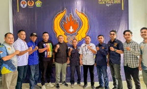 Pengurus KONI Sultra dan KONI Kaltim foto bersama usai pertemuan