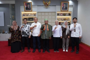 Wali Kota Baubau, H Yusran Fahim saat menerima staf khusus Wapres RI di ruang kerjanya