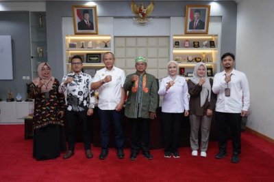 Wali Kota Baubau, H Yusran Fahim saat menerima staf khusus Wapres RI di ruang kerjanya