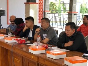 Ketua Fraksi Golkar DPRD Provinsi Sulawesi Tenggara, Aksan Jaya Putra B.Bus saat menerima aspirasi masyarakat Desa Lalonggaso, Palotawo, Lalowatu 