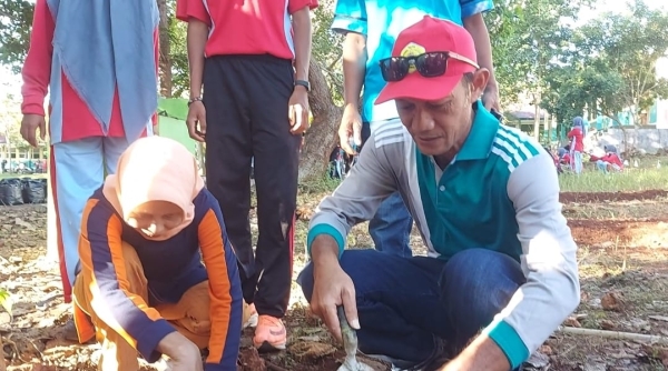 Kepala SMAN 3 Baubau La Ode Mustafa, S.Pd dan Pengawas Managerial Ummi Salamah, S.Pd, M.Pd mendampingi Siswa SMAN 3 Baubau menanam Tomat, Cabai dan Bawang dalam Mendukung Program 'Ketapang' di Kampus HIjau SMAn 3 Baubau Selasa (6/6/2023)