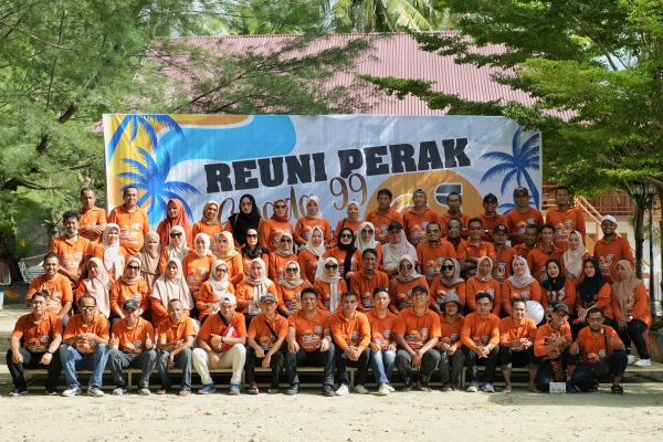 Pose bersama angkatan 99 SMAN 2 Baubau. Foto: Dicky Miliar