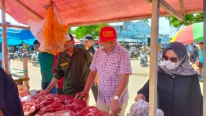 Kadis Perindag Kota Baubau, La Ode Ali Hasan saat meninjau pasar Wameo