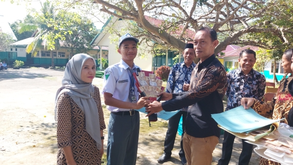 Suasana Penutupan MPLS dan penyerahan Siswa dari Orang Tua Kepada Piihak SMAN 3 Baubau