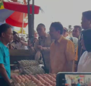 Wamendag RI, Jery Sambuaga didampingi Kadis perindag Sultra, Hj Sitti saleh saat meninjau harga sembako di pasar tradisional di Kendari