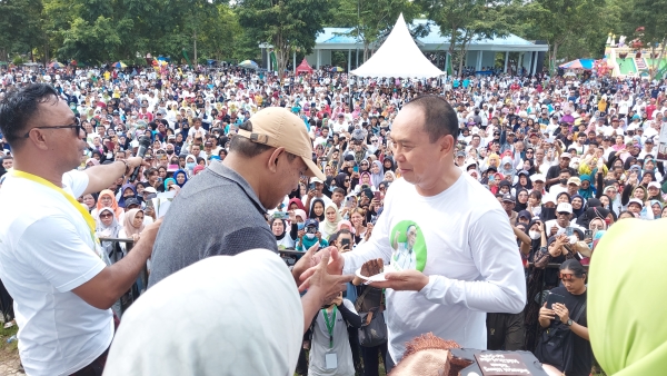 ASR memberikan Kejutan Kepada Wali Kota Baubau di Momen Ulang Tahun yang bertepatan dengan Jalan Santai bersama HKTI Sultra di Baubau Minggu (26/2/2023)