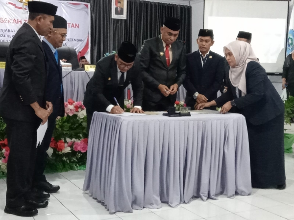 Pj Bupati Buteng 2023-2024 Dr Drs H Muhammad Andi Yusuf MSi menandatangani berita acara penyerahan jabatan kepada Pj Bupati Buteng 2024-2025 H Kostantinus Bukide SH MSi