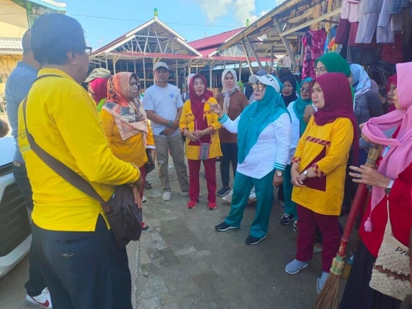 Ketua TP PKK Kota Baubau Wa Ode Nursanti Monianse Berkunjung ke Pasar Wameo Guna melihat Persiapan Penilaian Kota Sehat yakni Tatanan Pasar Sehat