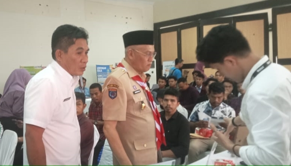 Sekda Sultra, Asrun Lio didampingi Kadis Transnaker  Sultra, LM Ali Haswandi saat pelaksanaan Job Fair beberapa waktu lalu   Foto Dok gagassultra