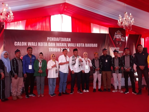 Pasangan Calon Walikota dan Wakil Walikota Baubau, La Ode Mustari-H Zahari bersama komisioner KPU dan partai pendukung