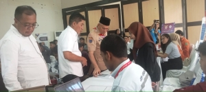 Sekda Sultra,,Asrun Lio didampingi Kadis Transnaker, LM Ali Haswandy saat mennjau sejumlah stand perusahaan yang membuka lowongan diacara JOb Fair yang digelar di Aula Dinas Tranaker Sultra