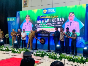 Wali Kota Baubau, H Yusran Fahim saat memukul gong saat penyampaian 100 hari kerja 