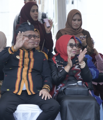 Bupati Busel, H.Muhammad Adios saat menghadiri pawai ta'ruf di panggung utama