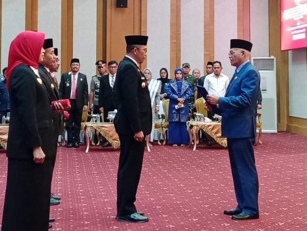 Dr Muh Rasman Manafi saat menerima perpnajangan SK sebagai Pj Walikota Baubau dari Mendagri melalui Sekda Prov Sultra, H Asrun Lio