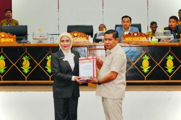 Wakil Wali Kota, Wa Ode Hamsinah Bolu saat menyerahkan dokumen LKPJ Kota Baubau tahun 2025 kepada Ketua DPRD Baubau, Ardin Jufri dalam rapat paripurna