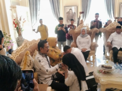 Ketgam: Radhan dan Giona saat sungkem kepada kedua orang tuanya. Foto: La Niati