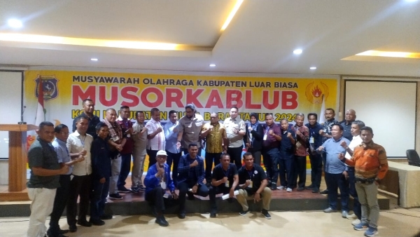 Foto bersama Ketua KONI Mubar terpilih La Ode Darwin bersama Pj Bupati Muna Barat, La Ode Butolo, Ketua KONI Sultra, Alvian, ketua Karateker KONI Mubar, Sarjono dan peserta Musorlub 
