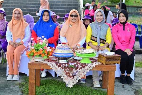 Penasehat DWP Kota Baubau Ny Reffiani Dwiatmo bersama Pengurus Organisasi Wanita pada Kegiatan Lomba Gembira HUT DWP ke-42 di Baubau Rabu (20/12/2023)