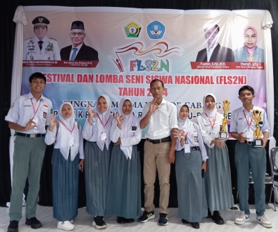 Kepala SMAN 3 Baubau bersama peserta Tim Film Pendek yang Meraih Juara 1 pada Ajang FLS2N tingkat Kota Baubau Tahun 2024