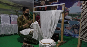 Aktivitas Pembatik yang ada di Stand Pameran Kecamatan Bungi pada Momen Haroana Baubau Tahun 2022