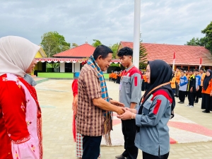 Wakil Gubernur Sultra, Higuain saat meresmikan programBantuan Pemerintah Penguatan Akses Ke Pekerjaan Luar Negeri tahun 2025 di SMKN 6 Kendari