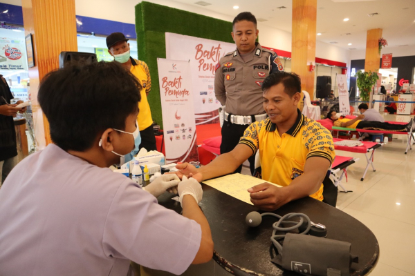 27 Personil Polres Baubau Ikut Ambil Bagian dalam kegiatan donor darah. Tampak Suasana Kegiatan Donor Darah dalam kegiatan yang bertajuk “Giat Bakti Pemuda, Setetes Darah Untuk Negeri 2022, Kita Adalah Pahlawan” di Lippo Plaza Baubau Sabtu (12/11)