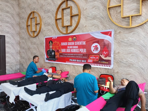 Sejumlah anggota Polres Baubau saat melakukan donor darah