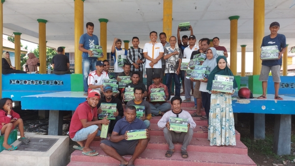 Fajar ishak daeng Jaya bersama warga usai penyerahan bantuan alat pertukangan 