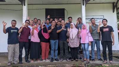 Ketgam: Ir. Hugua bersama Pengurus Yayasan Bina Potensi Desa (Sintesa)