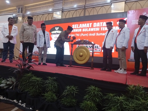 Gubernur Sultra, Andi Sumangerukka saat membuka Muswil ke-VI DPW PKS di salah satu hotel di Kota Kendari