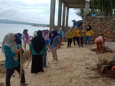 Kegiatan Bersih Bersih Pesisir Pantai Oleh Masyarakat Kelurahan Bone-Bone Jumat (31/3/2023) Foto : Bardin Gagassultra