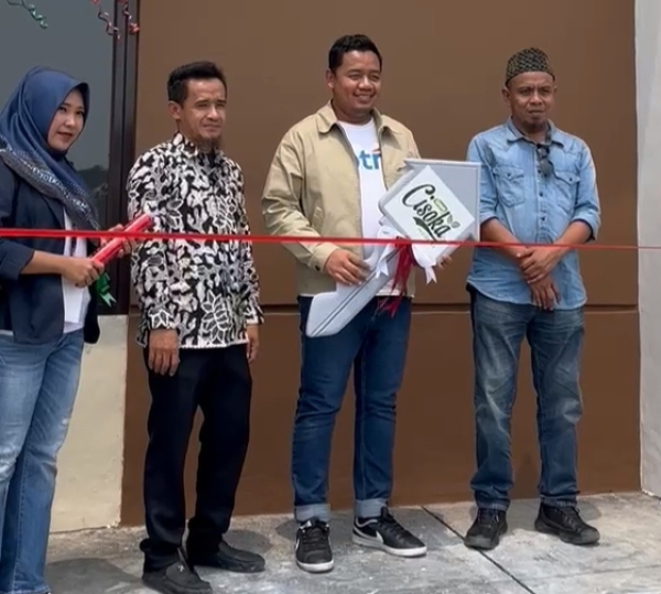 Proses penyerahan kunci rumah dari developer perumahan Green Cisoka Residence kepada user baru disaksikan Kepala Cabang BTN Tanggerang
