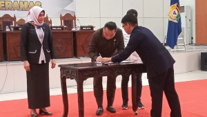 Wakil Ketua DPRD Sultra, Herry Asiku saat penandatangan kesepahamn Raperda RTRW