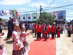 Pasangan Calon Walikota dan Wakil Walikota Baubau, La Ode Ahmad Monianse-Ida Fitri Halili disambut tarian saat tiba di KPU Baubau