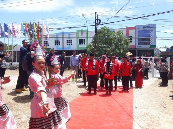 Pasangan Calon Walikota dan Wakil Walikota Baubau, La Ode Ahmad Monianse-Ida Fitri Halili disambut tarian saat tiba di KPU Baubau